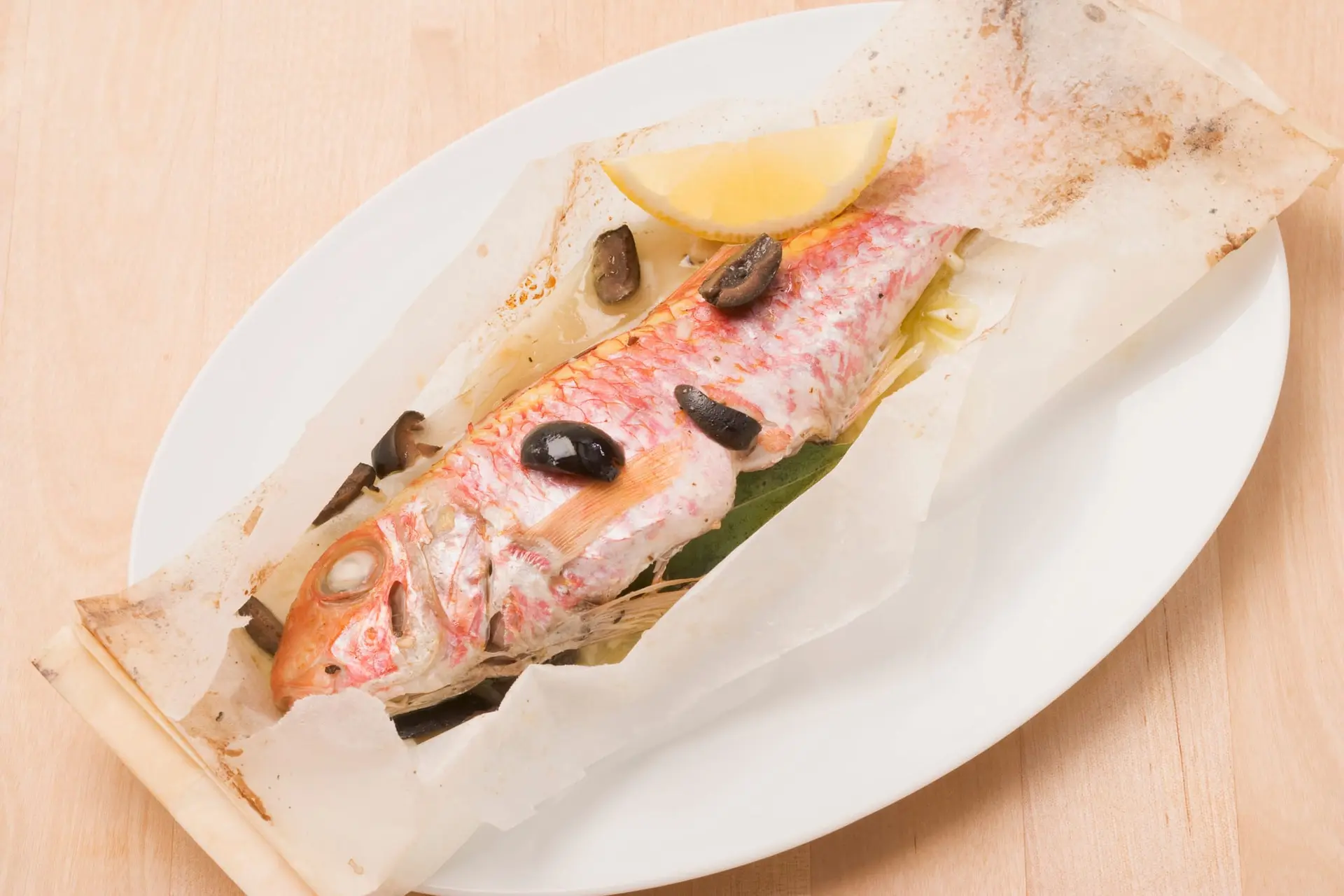 Rouget aux olives cuit en papillote