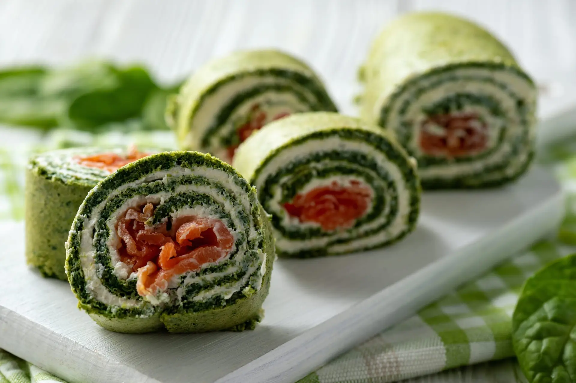 Rouleaux d’épinards avec saumon fumé et fromage à la crème