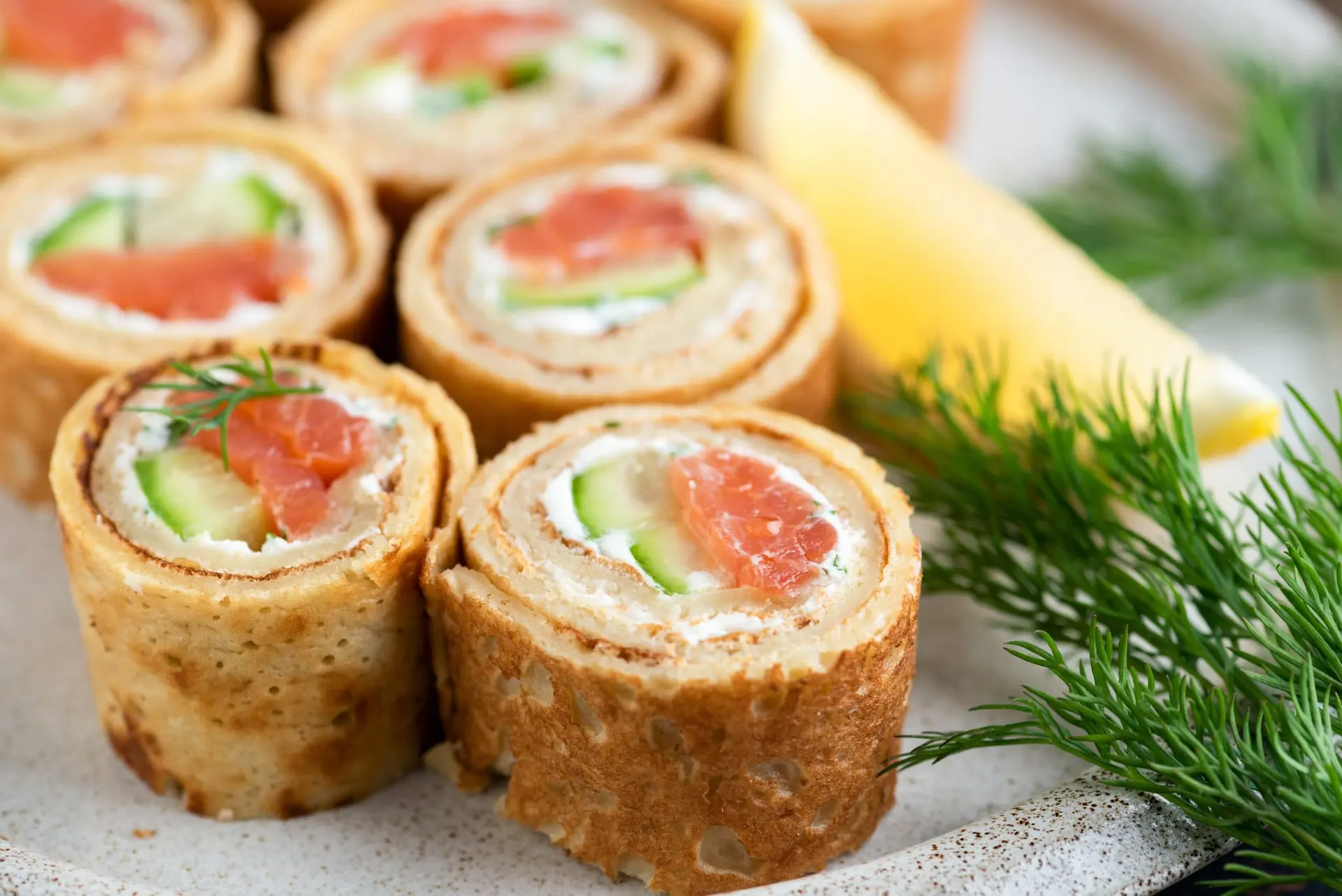 Rouleaux de crêpes au saumon concombre et fromage à la crème