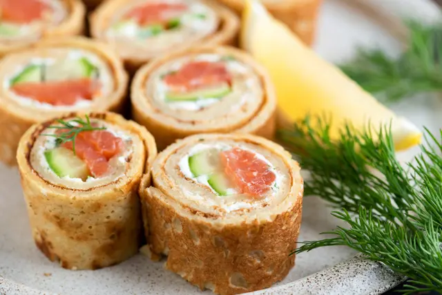 Rouleaux de crêpes au saumon concombre et fromage à la crème