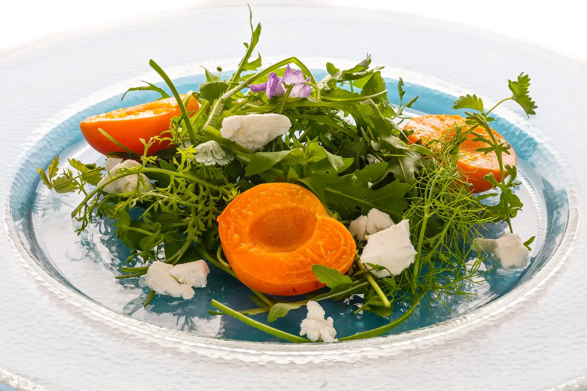 Salade au fromage de chèvre, herbes sauvages et abricots rôtis