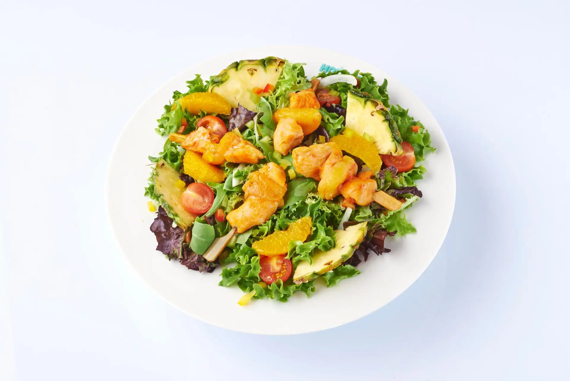 Salade aux brochettes poulet-abricots secs, tomates, orange et ananas