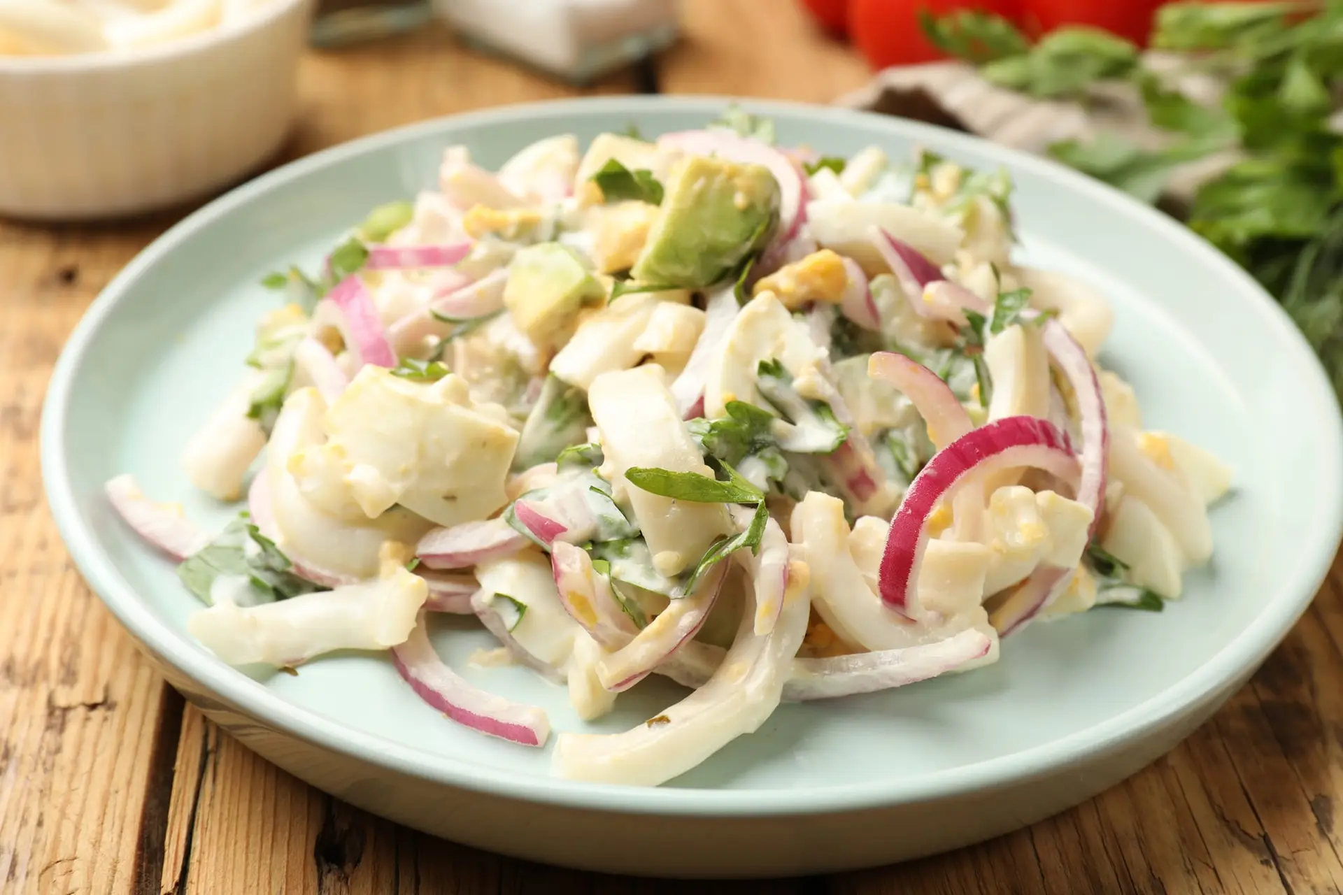 Salade aux rondelles de calmar, oignons et œufs