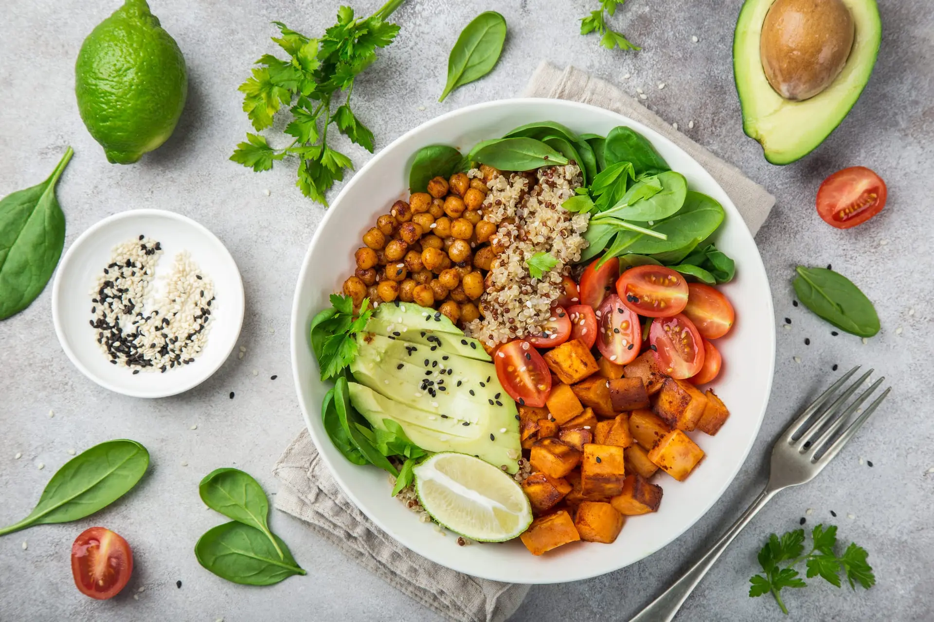 Salade avocat, quinoa, patate douce, tomate, épinards, mâche et pois chiches