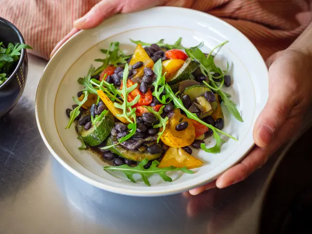 Salade chaude de haricots noirs avec miso et légumes rôtis