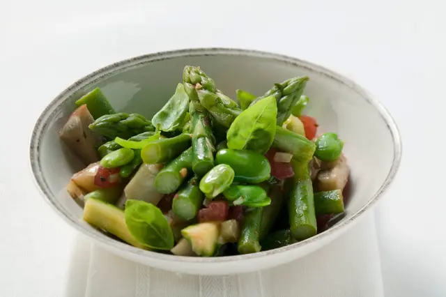 Salade d'asperges vertes avec haricots et basilic