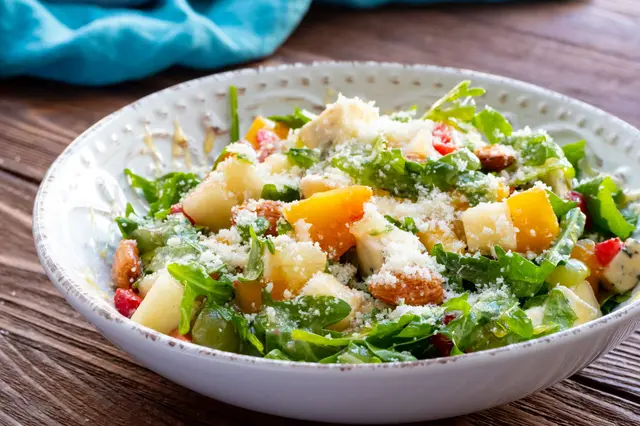 Salade d’été fait maison au roquefort et miel