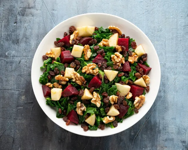 Salade de chou frisé aux pommes, betteraves, noix et raisins secs