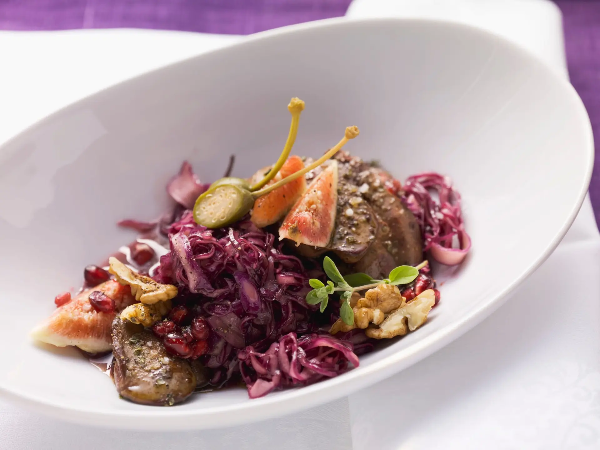 Salade de chou rouge avec foie de canard frit et figues