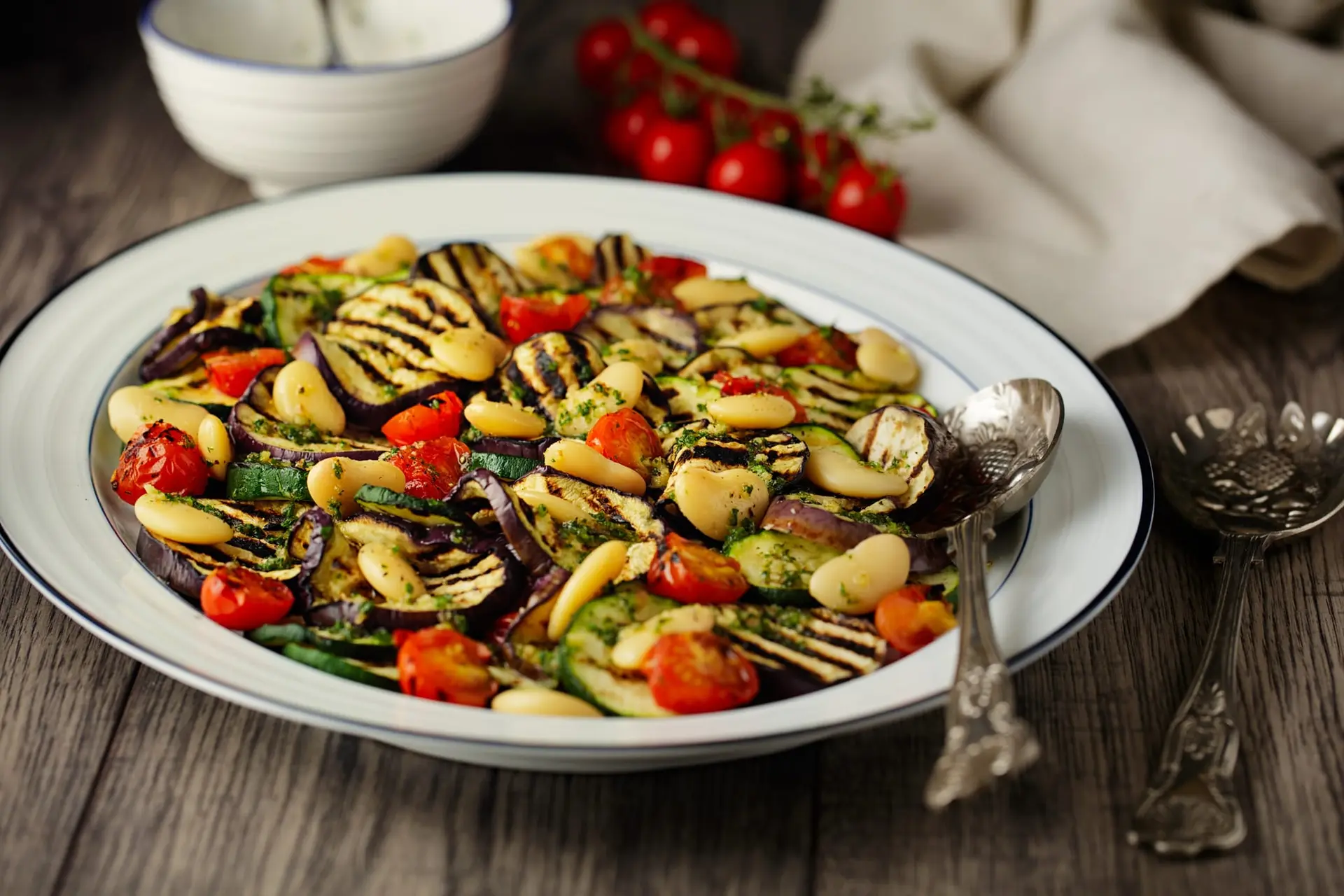 Salade de courgette et d'aubergine grillées avec haricots beurre