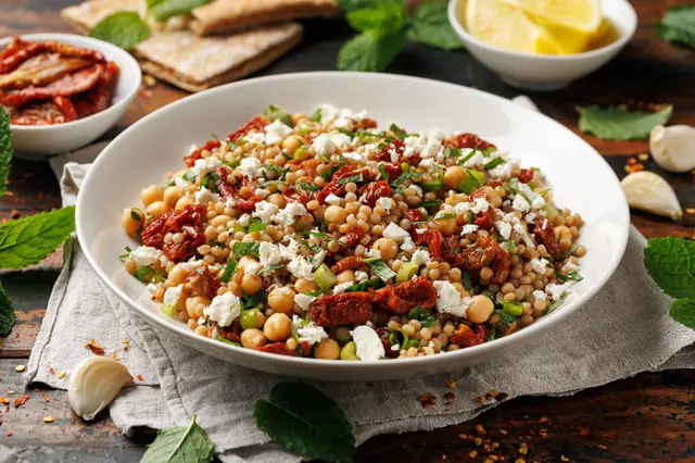 Salade de couscous perlé, tomates séchées, pois chiches et feta