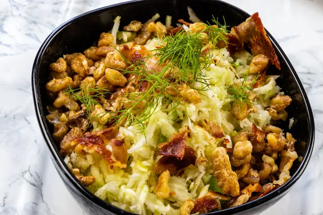 Salade de fenouil, de pomme, de pancetta croustillante et de noix épicées