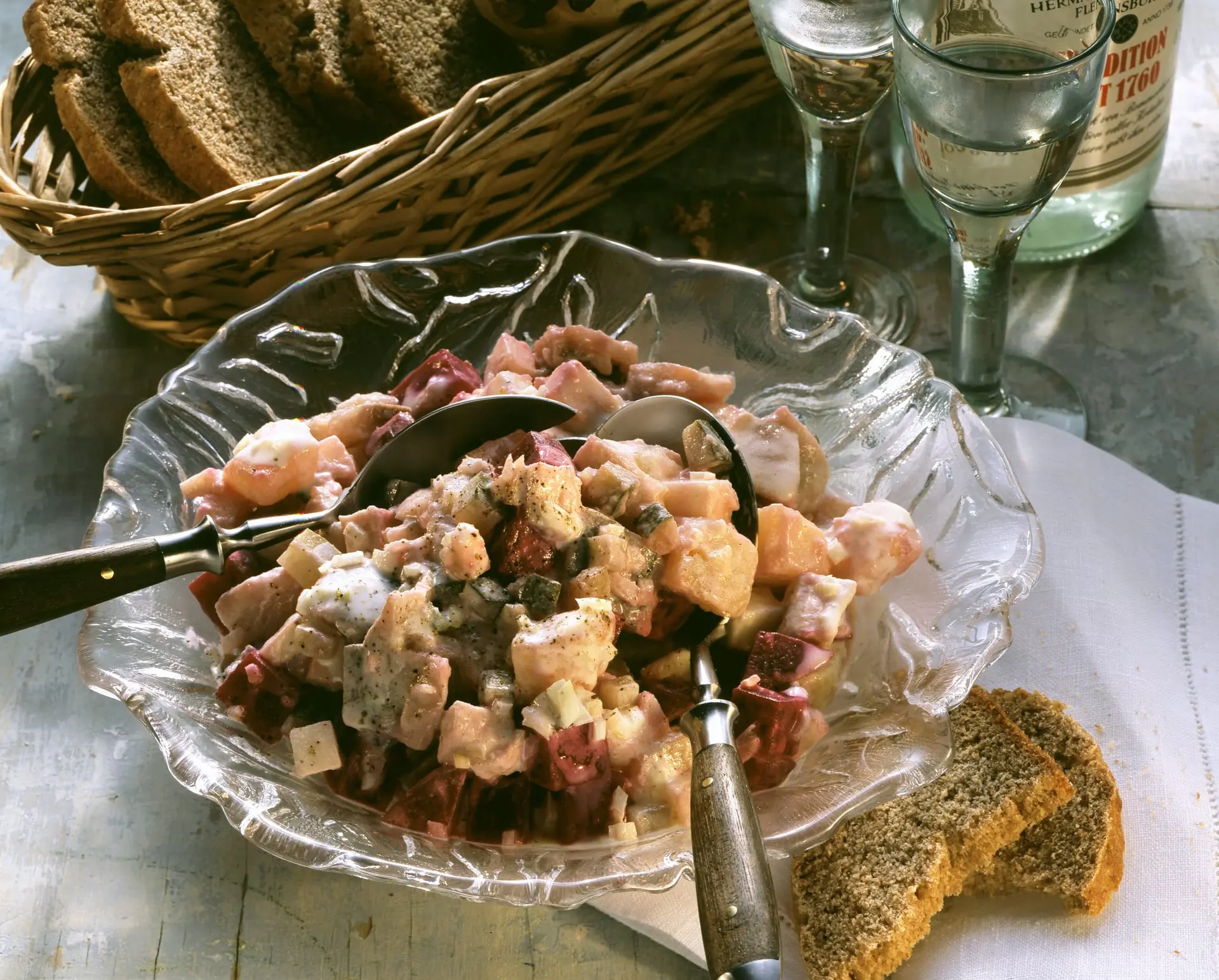 Salade de harengs avec pommes de terre, cornichons et betteraves