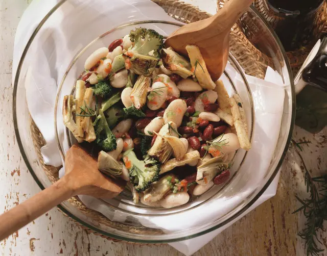 Salade de haricots blancs aux cœurs d'artichauts et au tofu