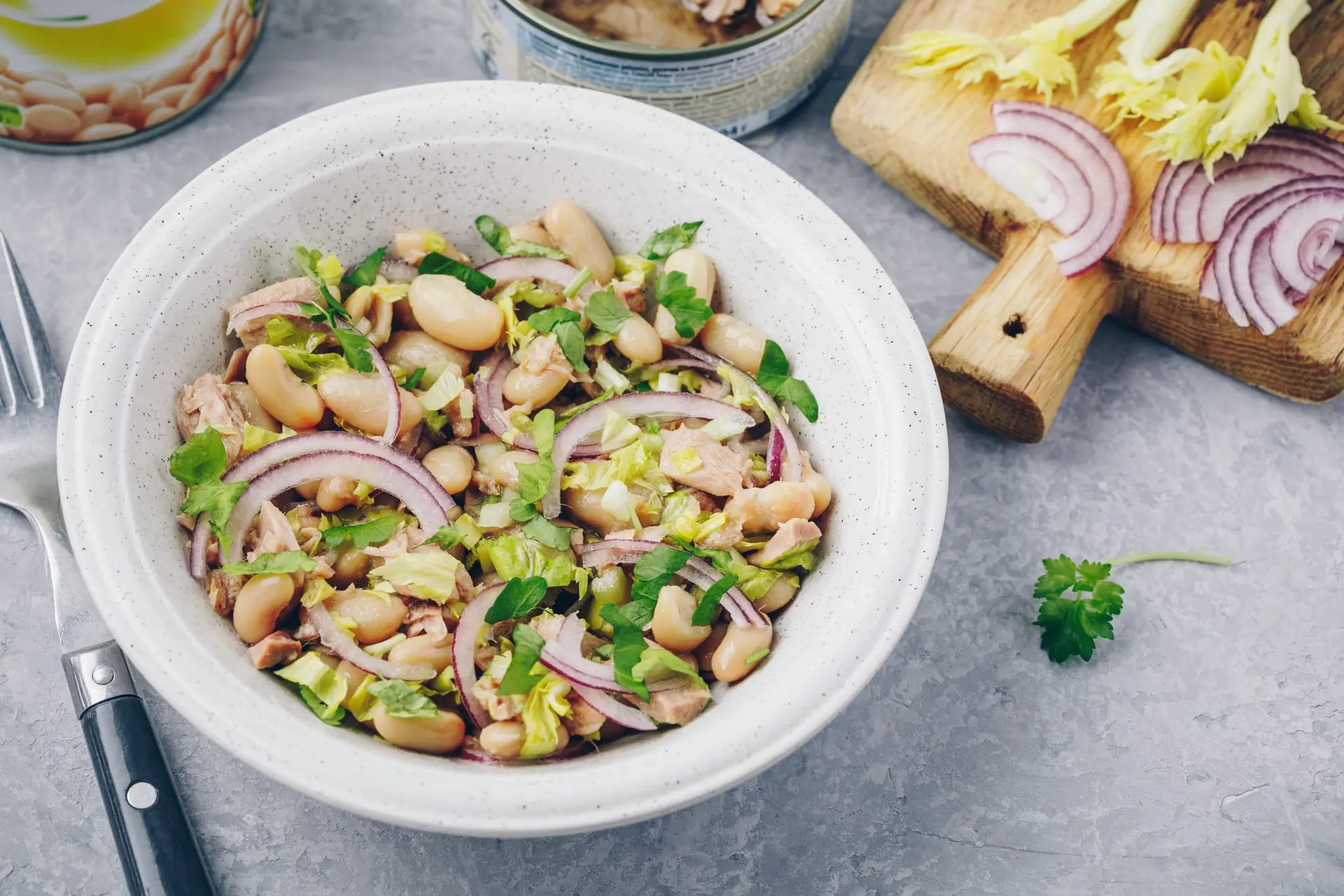 Salade de haricots blancs avec thon, céleri, oignon rouge et persil