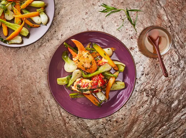 Salade de légumes confits et homard aux herbes