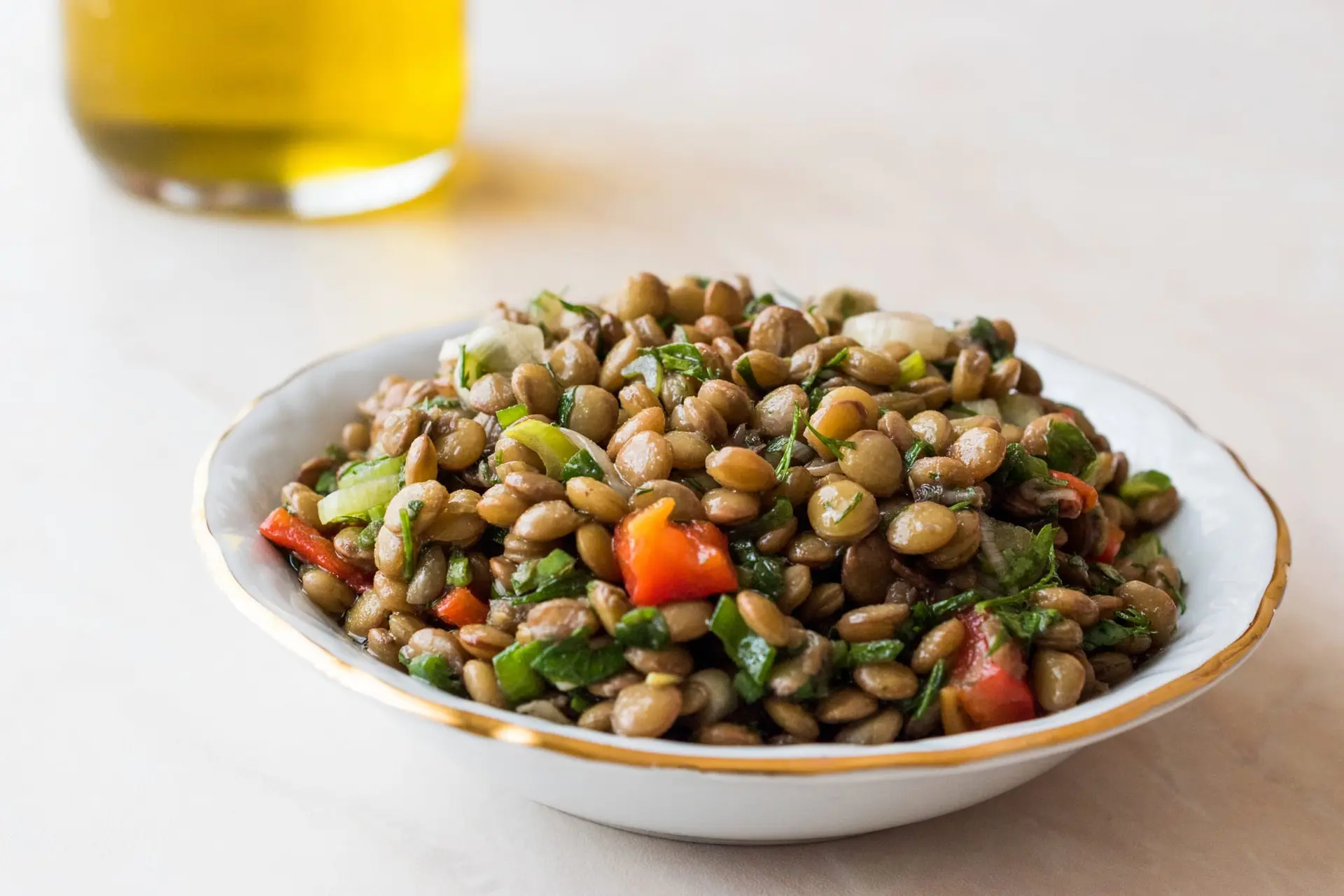 Salade de lentilles avec oignons, persil, tomates et huile d’olive