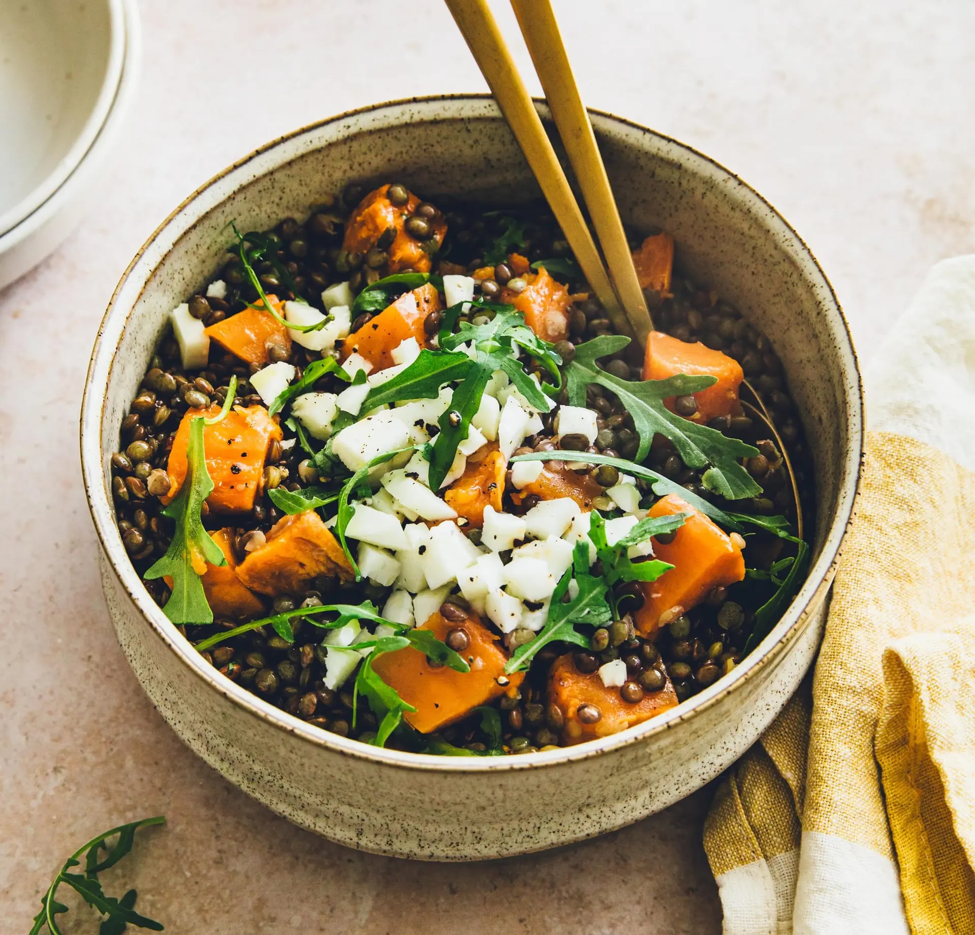 Salade de lentilles, patate douce et halloumi