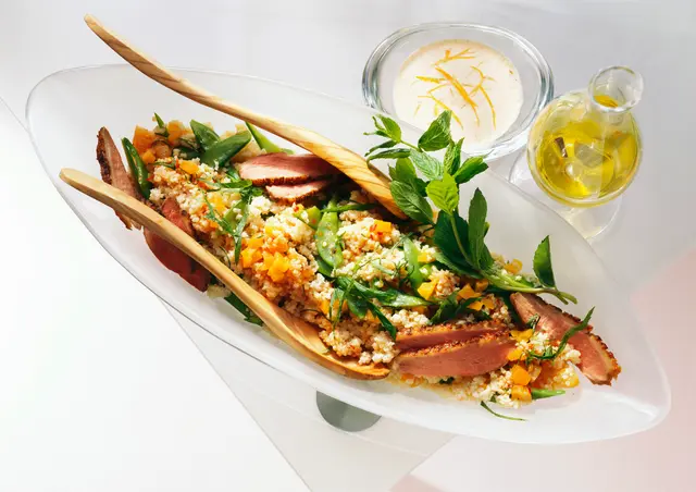 Salade de millet, magret de canard, abricots, légumes et sauce au yaourt