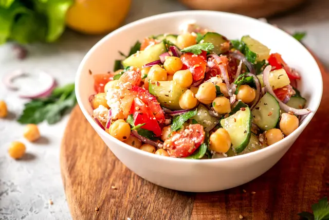 Salade de pois chiches, concombres et tomates