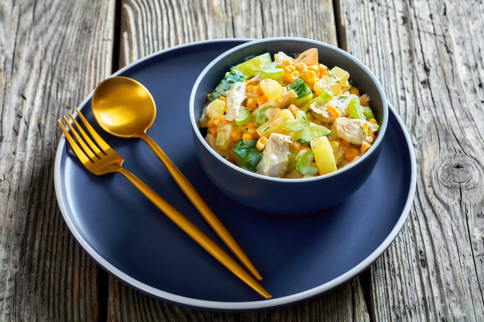 Salade de poitrine de poulet, maïs, ananas, concombre