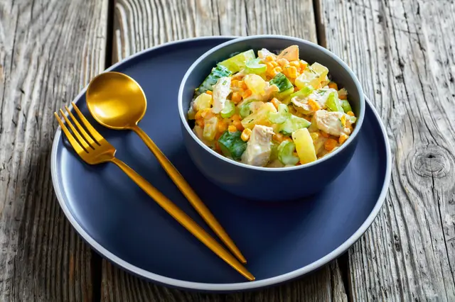 Salade de poitrine de poulet, maïs, ananas, concombre