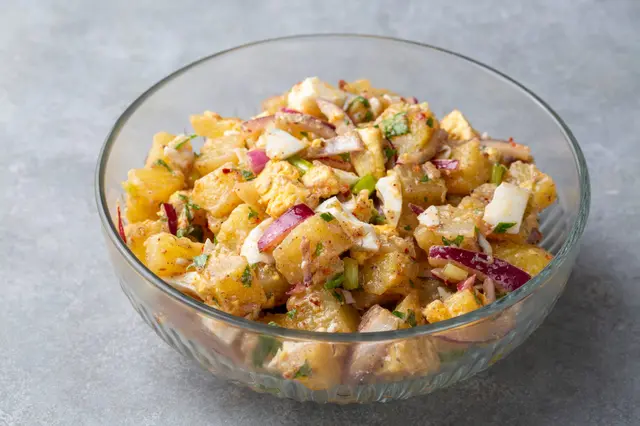 Salade de pommes de terre au persil et à l’oignon