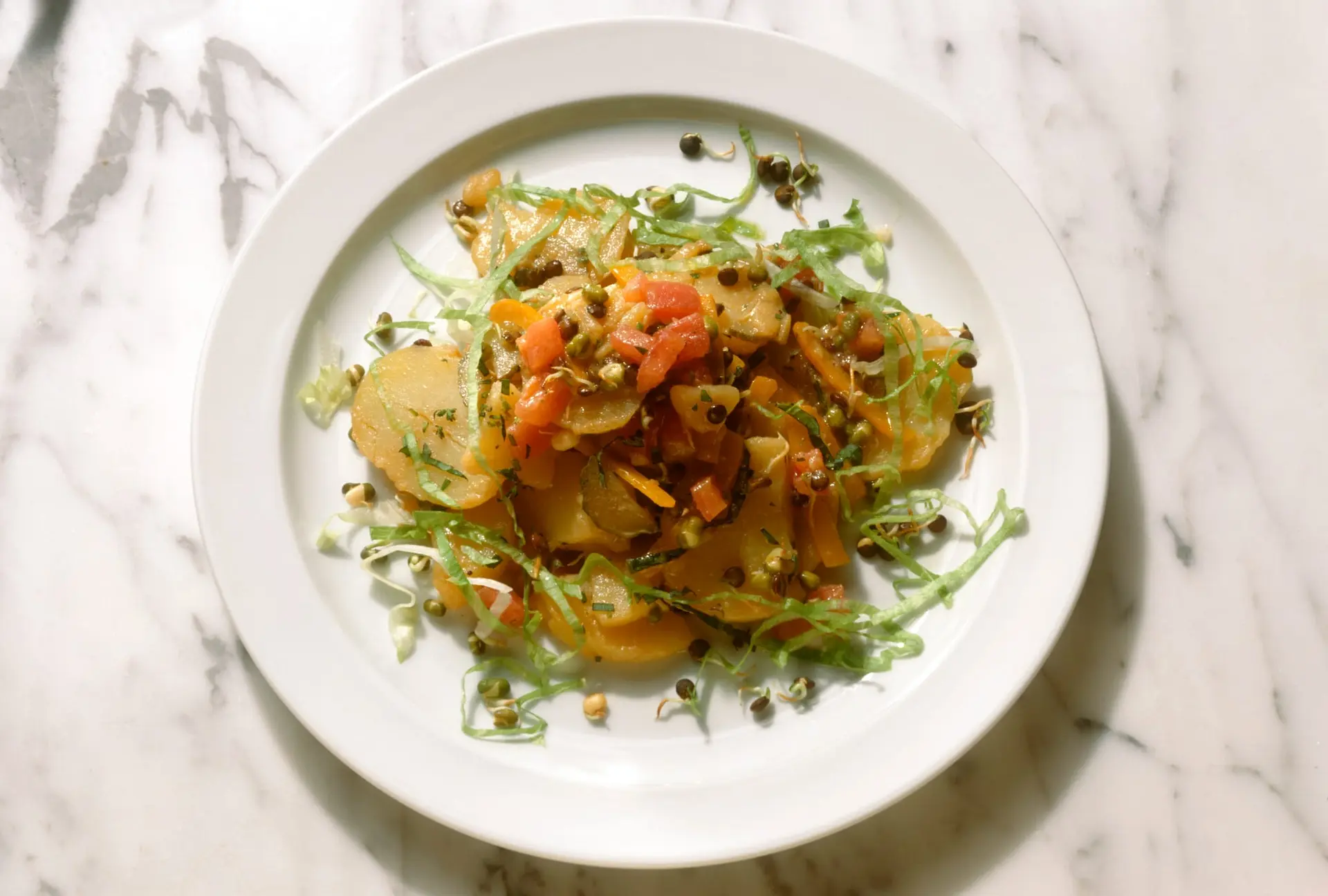 Salade de pommes de terre et graines germées