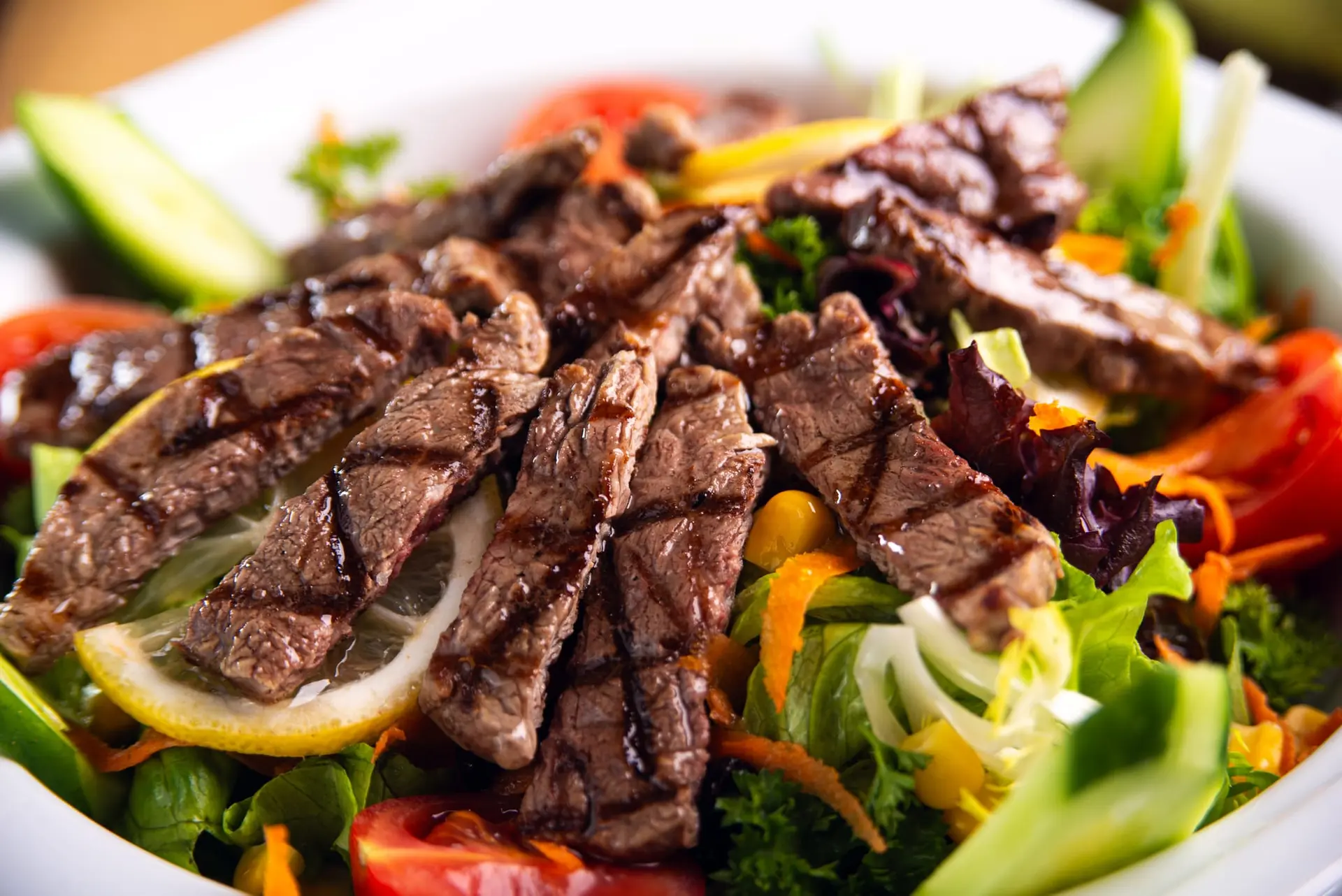 Salade de steak grillé avec légumes frais et vinaigrette au citron