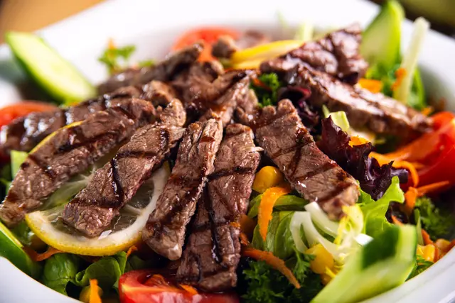 Salade de steak grillé avec légumes frais et vinaigrette au citron