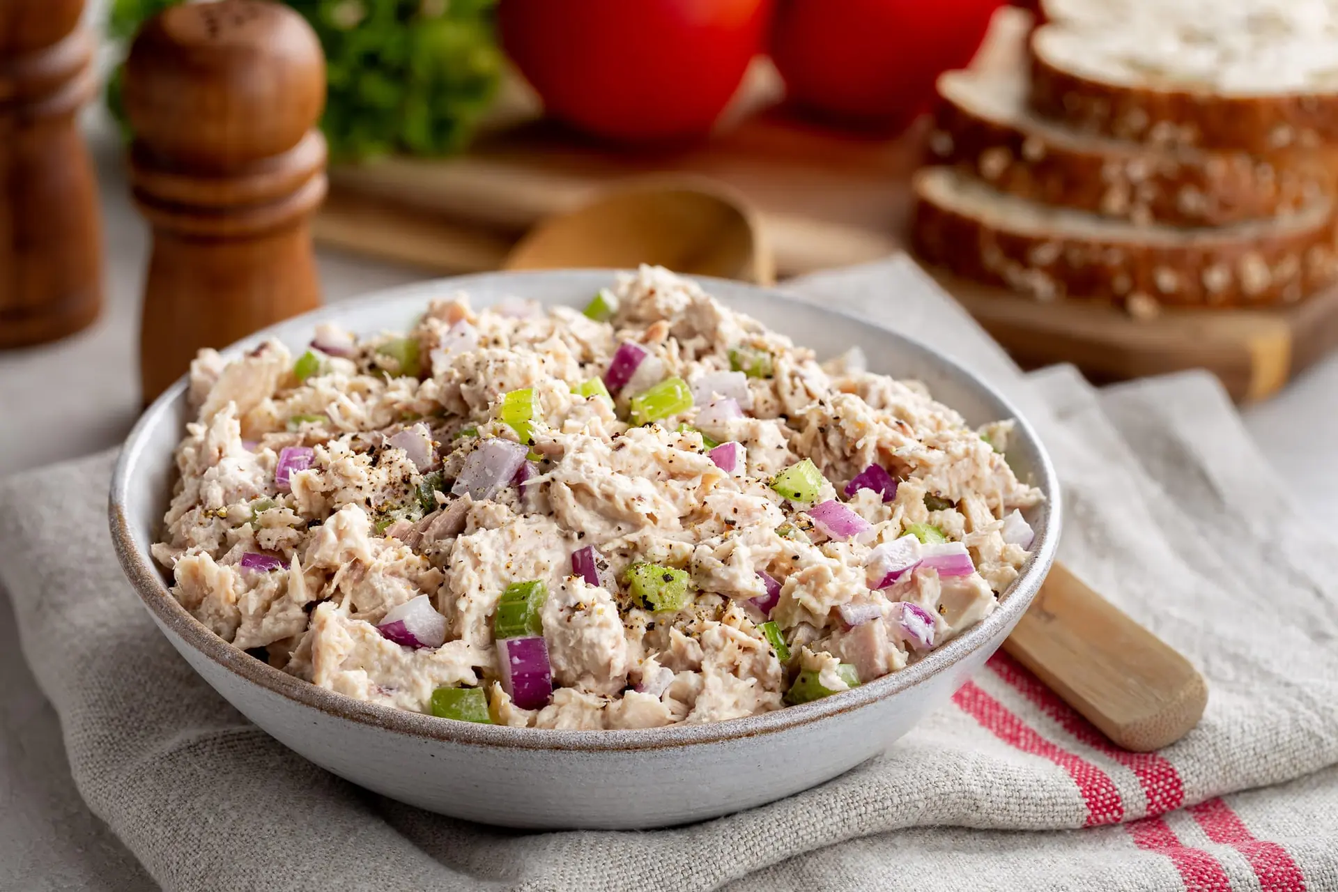 Salade de thon, céleri, oignons rouges