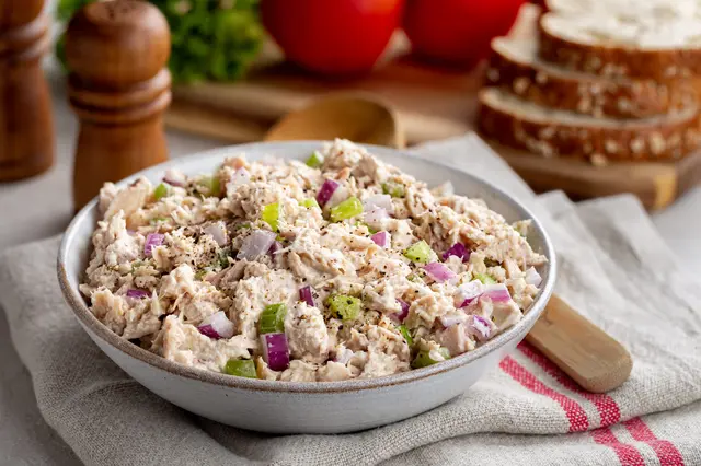 Salade de thon, céleri, oignons rouges