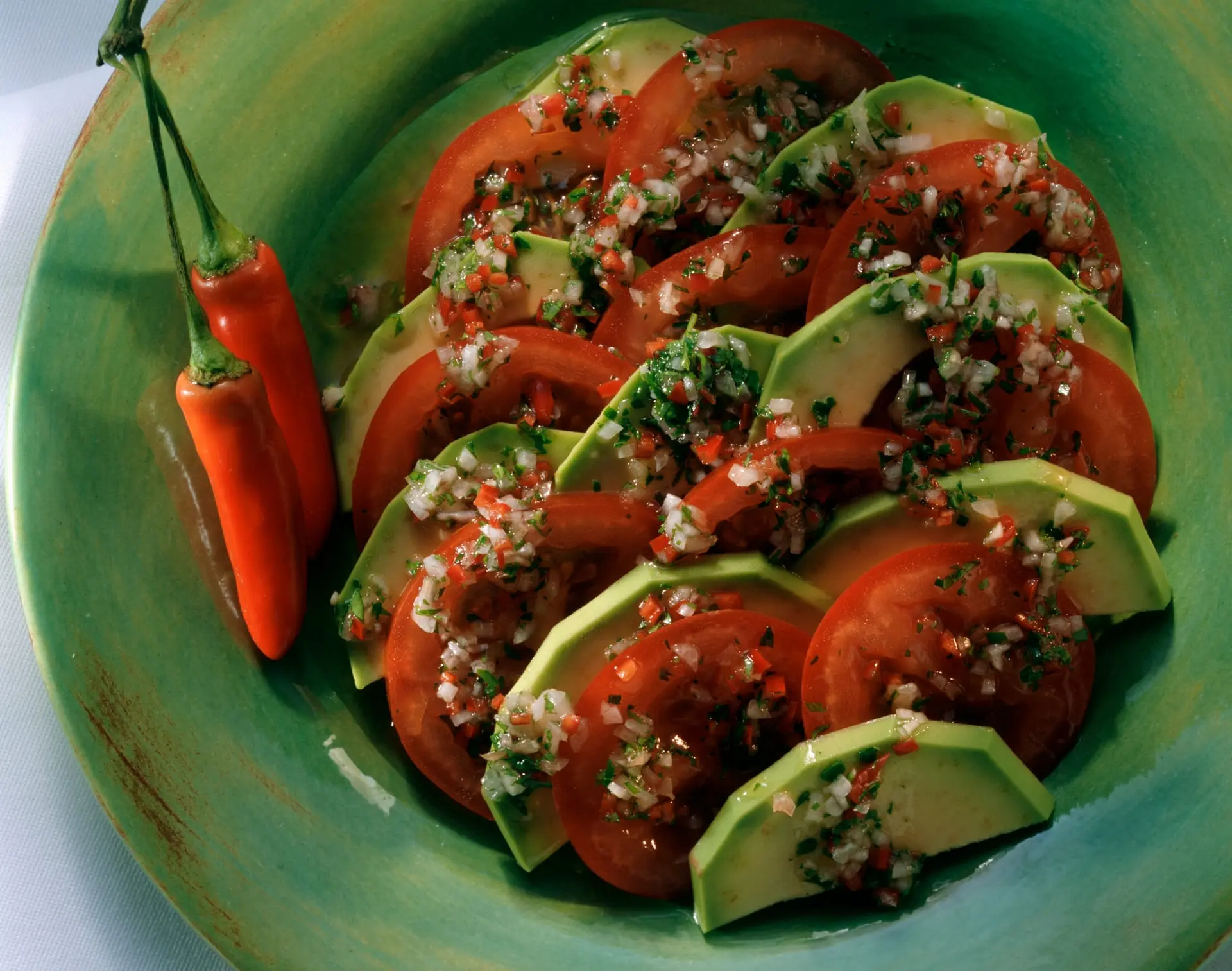 Salade de tomates marinées et d'avocat