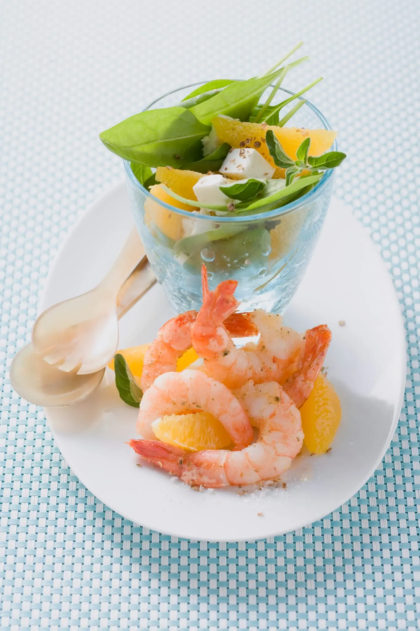 Salade grecque aux crevettes et aux épinards