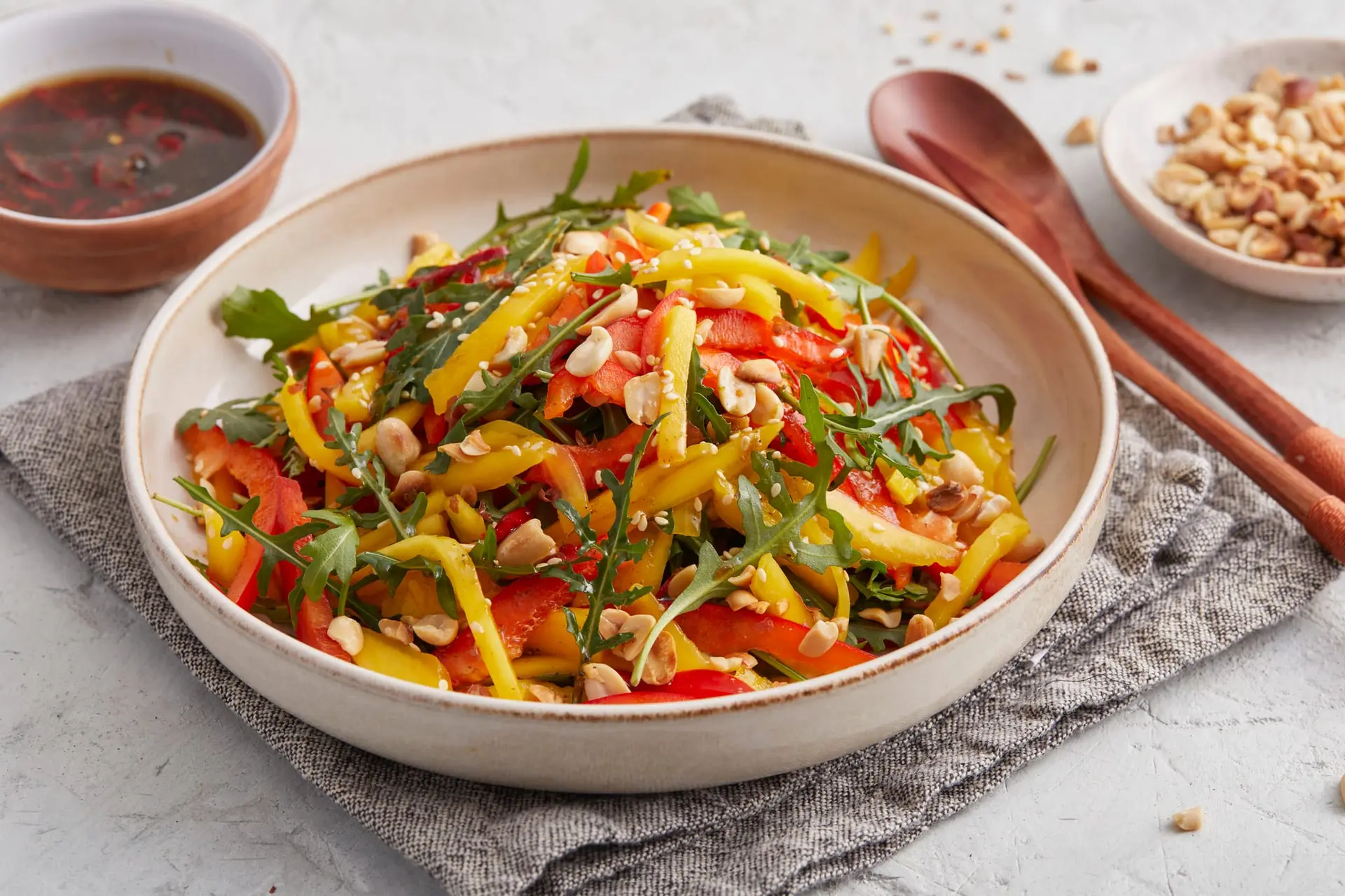Salade thaïlandaise à la mangue et aux cacahuètes
