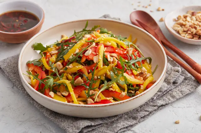 Salade thaïlandaise à la mangue et aux cacahuètes
