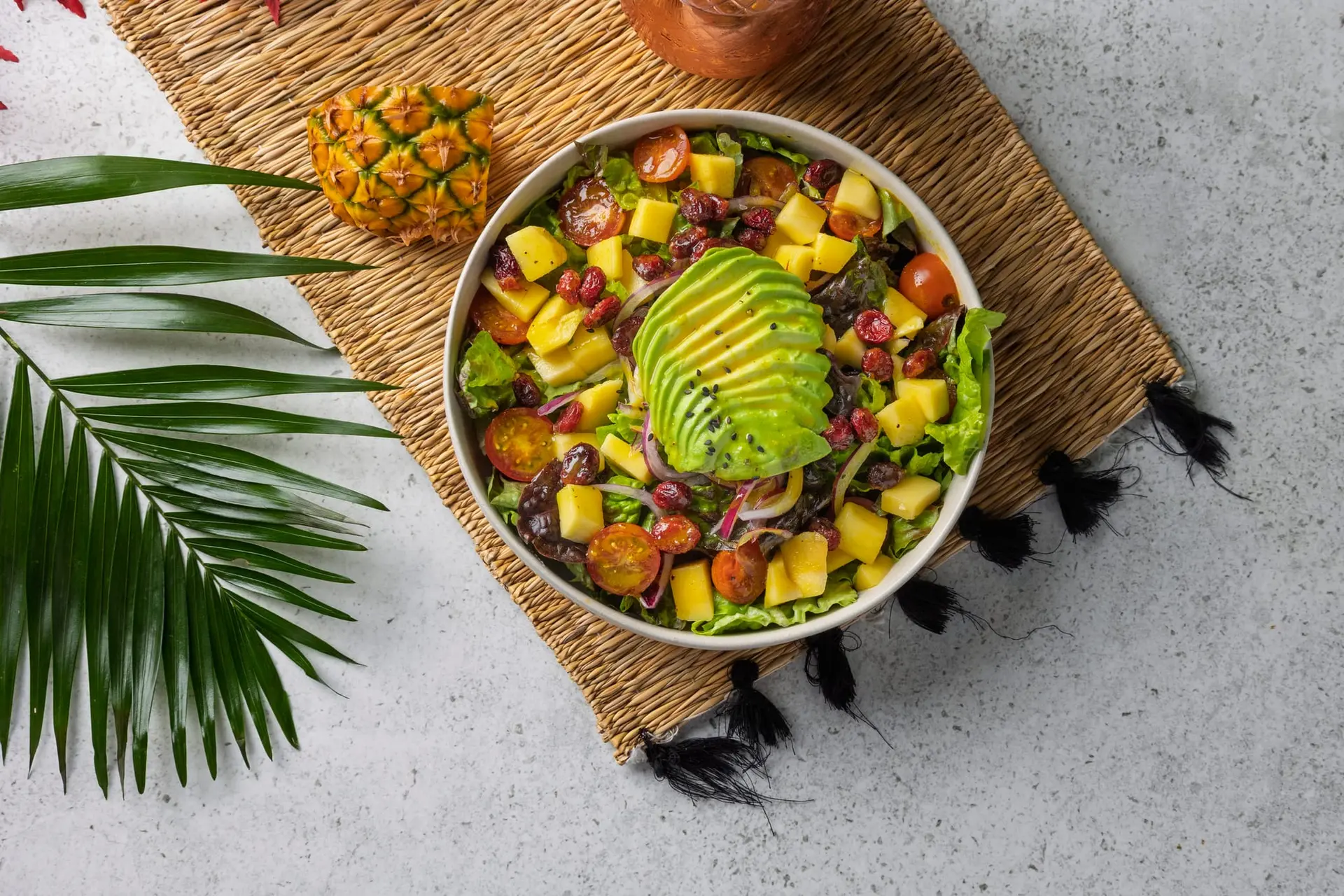 Salade tropicale fraîche à la mangue, avocat, ananas et tomates cerises