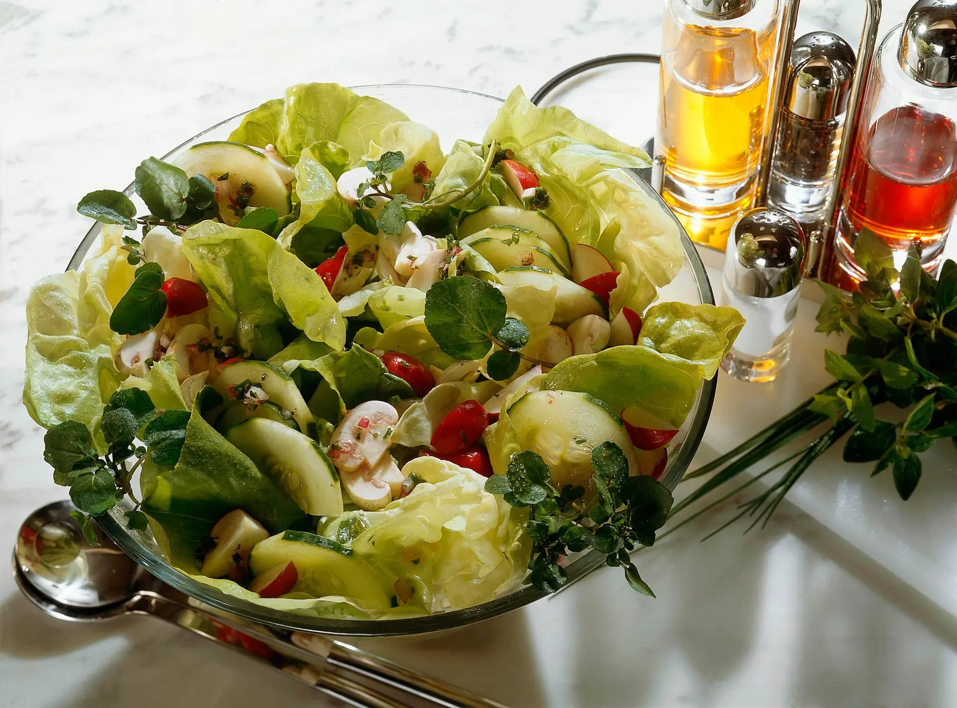Salade verte aux concombres et aux champignons