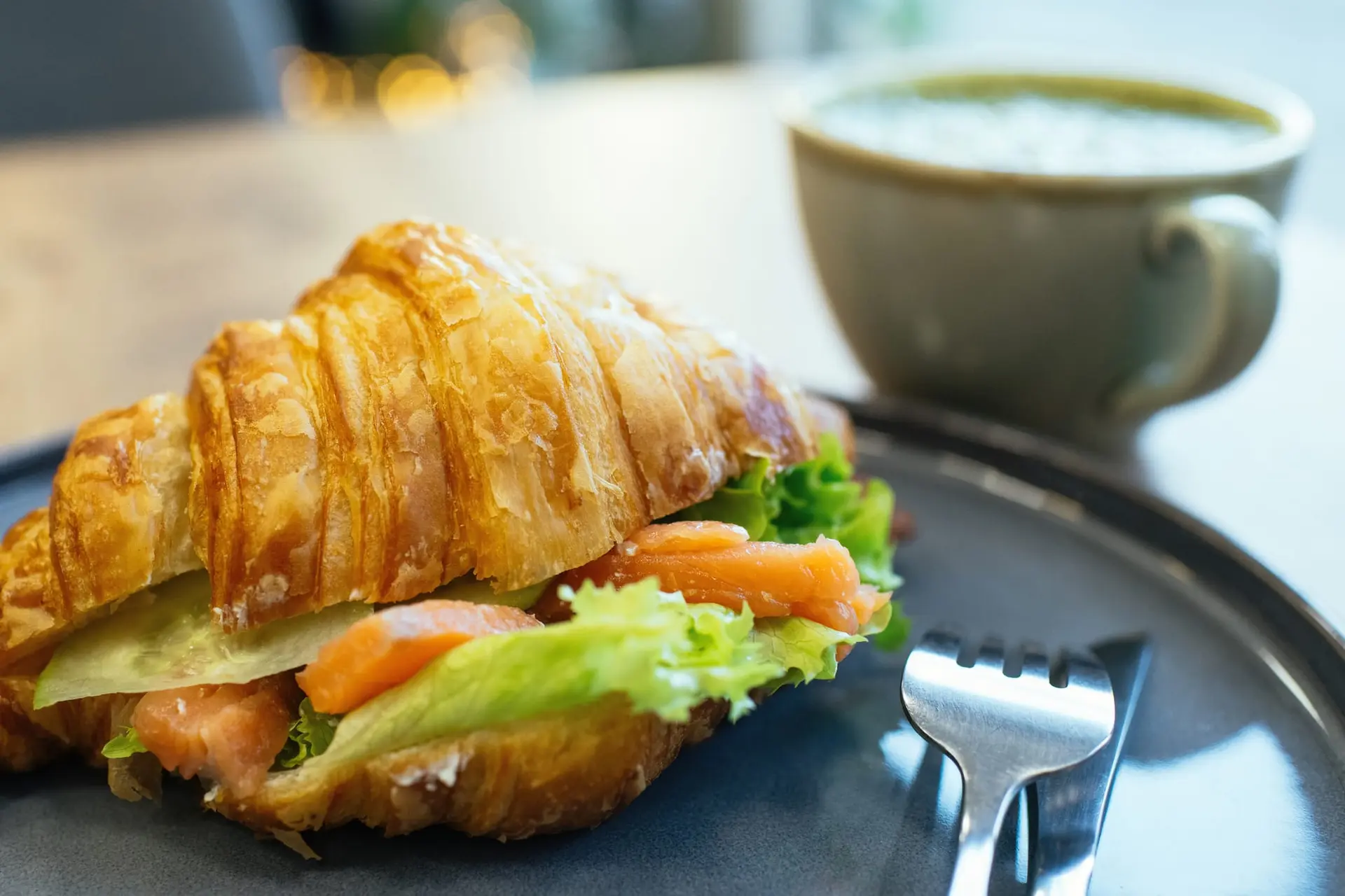 Sandwich croissant au saumon et thé matcha