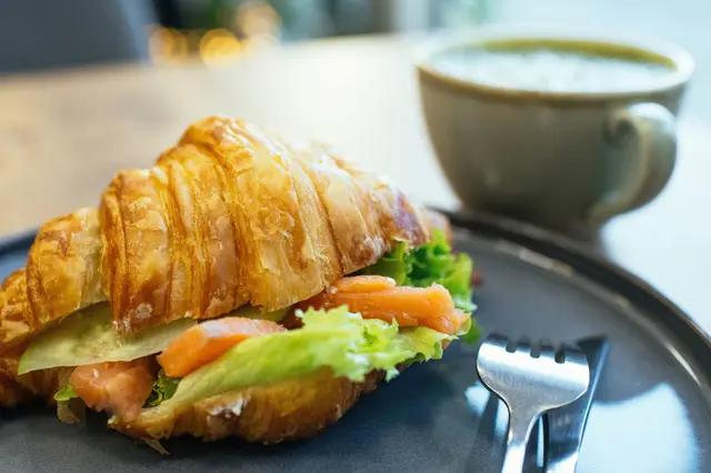 Sandwich croissant au saumon et thé matcha