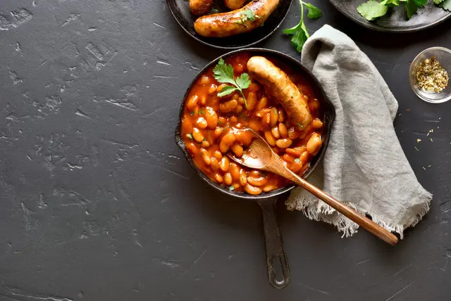 Saucisses aux haricots blancs cuits à la sauce tomate