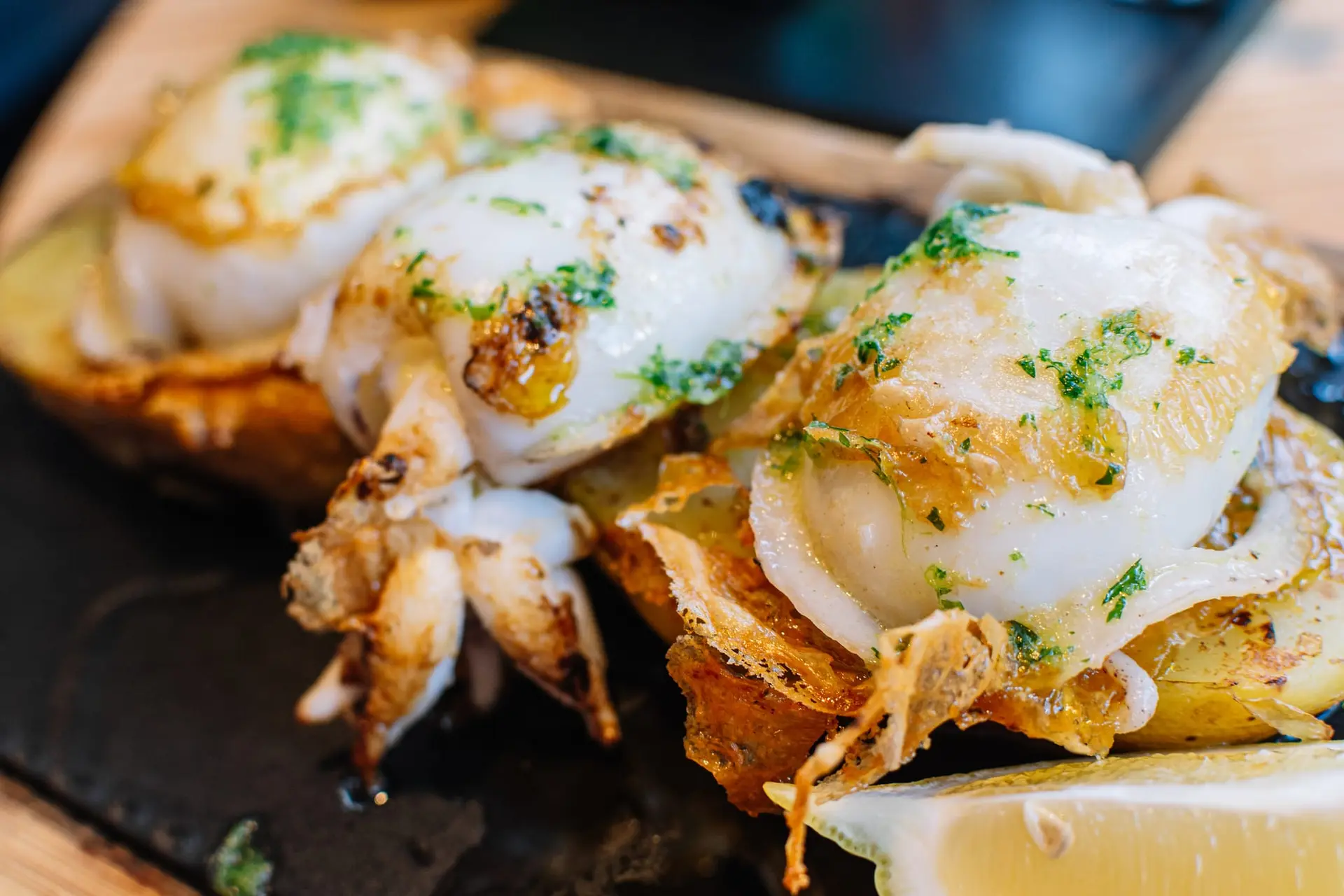 Seiche grillée avec sauce au citron, à l’ail et au persil