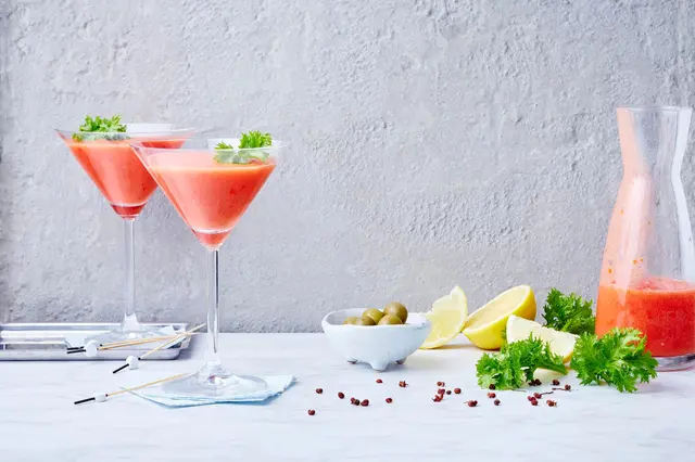 Smoothie rouge, pastèque, tomate, poivre de Sichuan