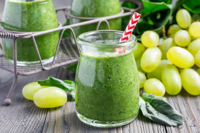 Smoothie vert sain avec des épinards, du raisin et de la banane