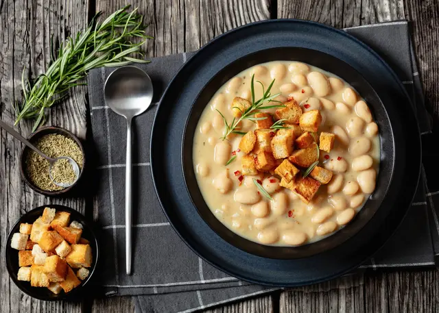 Soupe crémeuse aux haricots blancs au romarin et à l’ail
