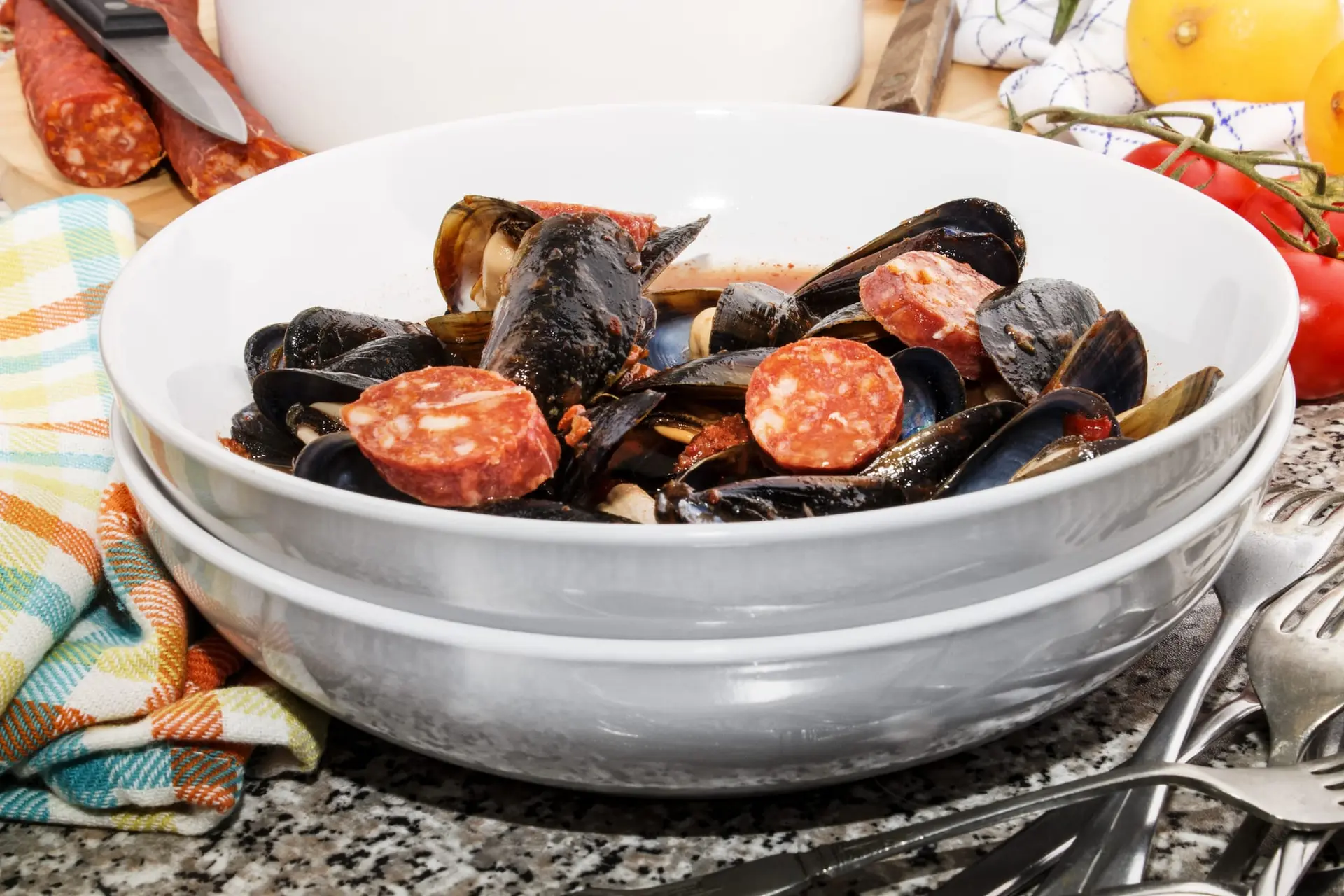 Soupe de moules à la sauce tomate et au chorizo