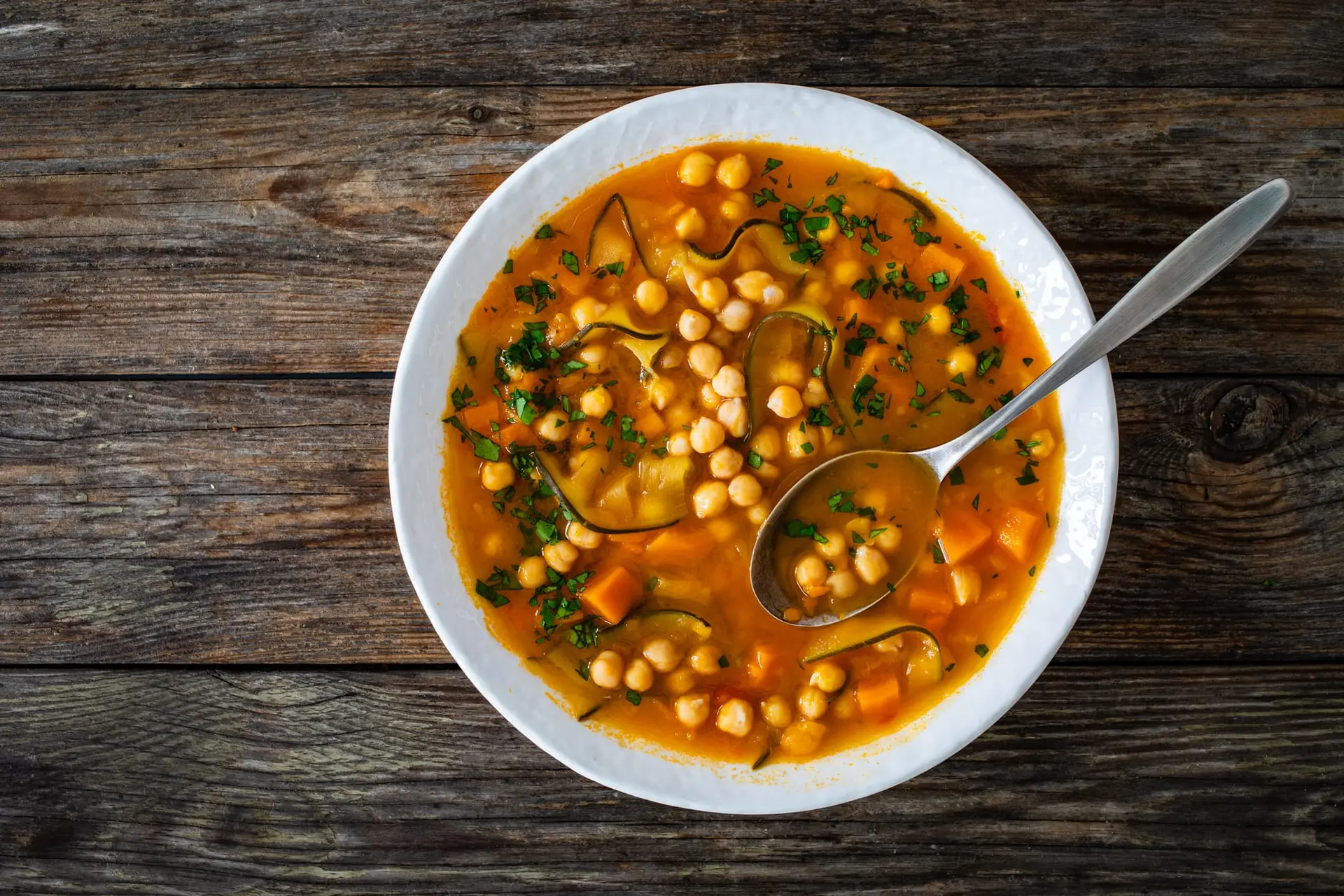 Soupe de pois chiches, courgettes et patates douces