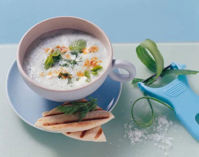Soupe froide de concombre et de yaourt à la menthe