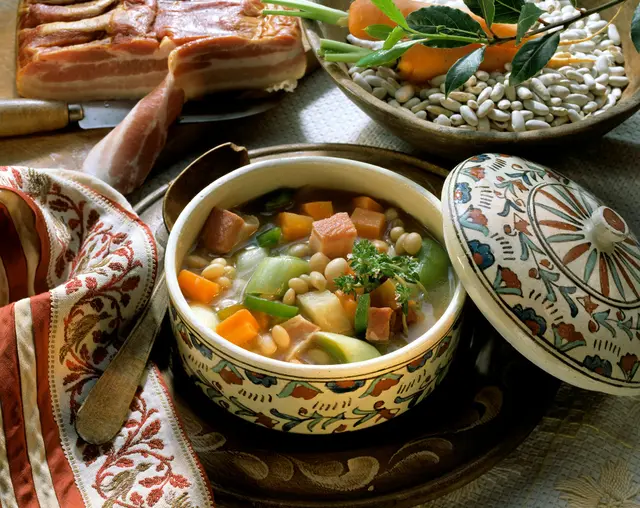 Soupe serbe aux haricots, lardons, poireaux et carottes