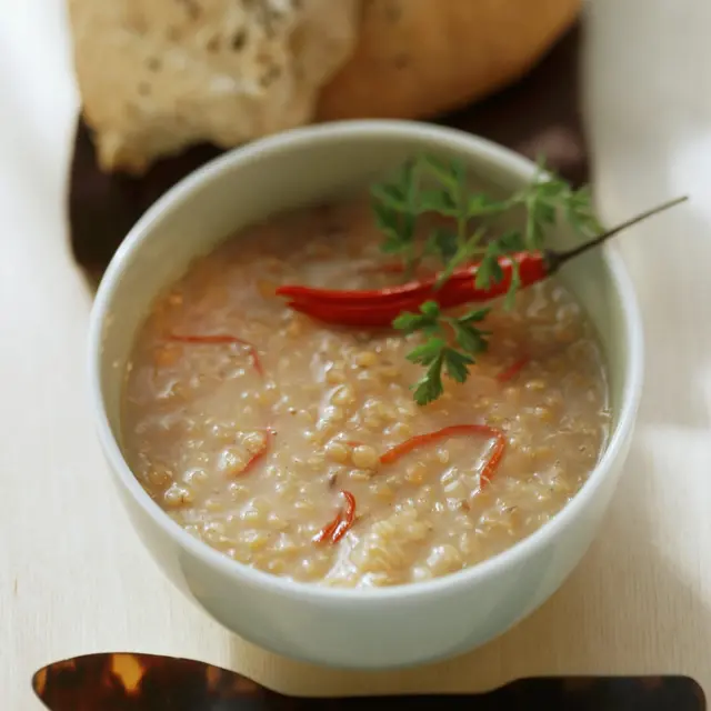 Soupe turque de lentilles rouges au piment, cerfeuil et pain plat